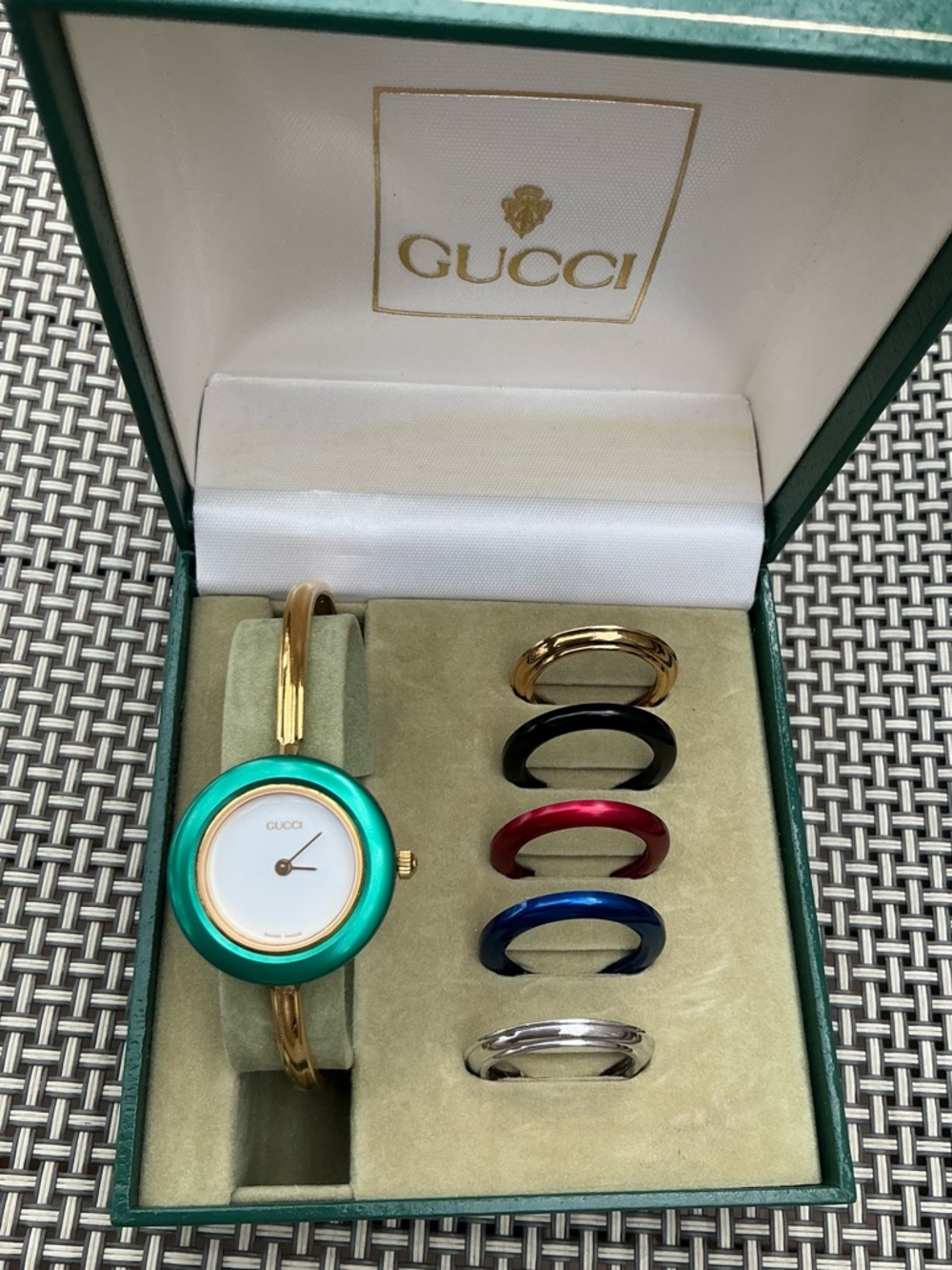 Beautiful GUCCI bangle watch w/ set of colorful bezels โค๏ธ๐๐ค๐๐๐ค - Picture 5 of 14